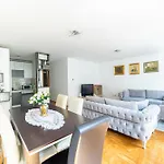 Citycenter Cekalusa Two Bedroom With Garden Appartamento