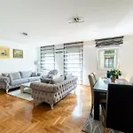 Citycenter Cekalusa Two Bedroom With Garden Appartamento *