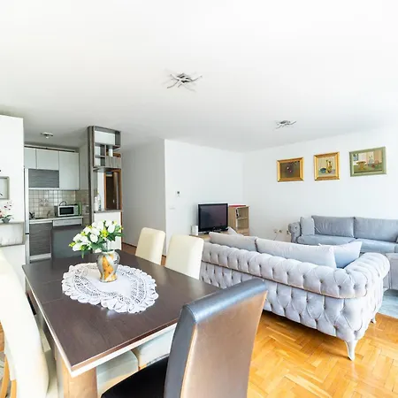 Citycenter Cekalusa Two Bedroom With Garden شقة