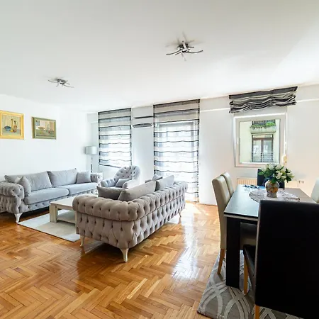 Citycenter Cekalusa Two Bedroom With Garden شقة *