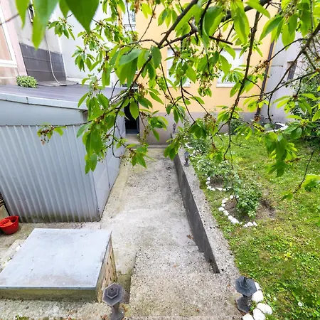 Citycenter Cekalusa Two Bedroom With Garden アパート